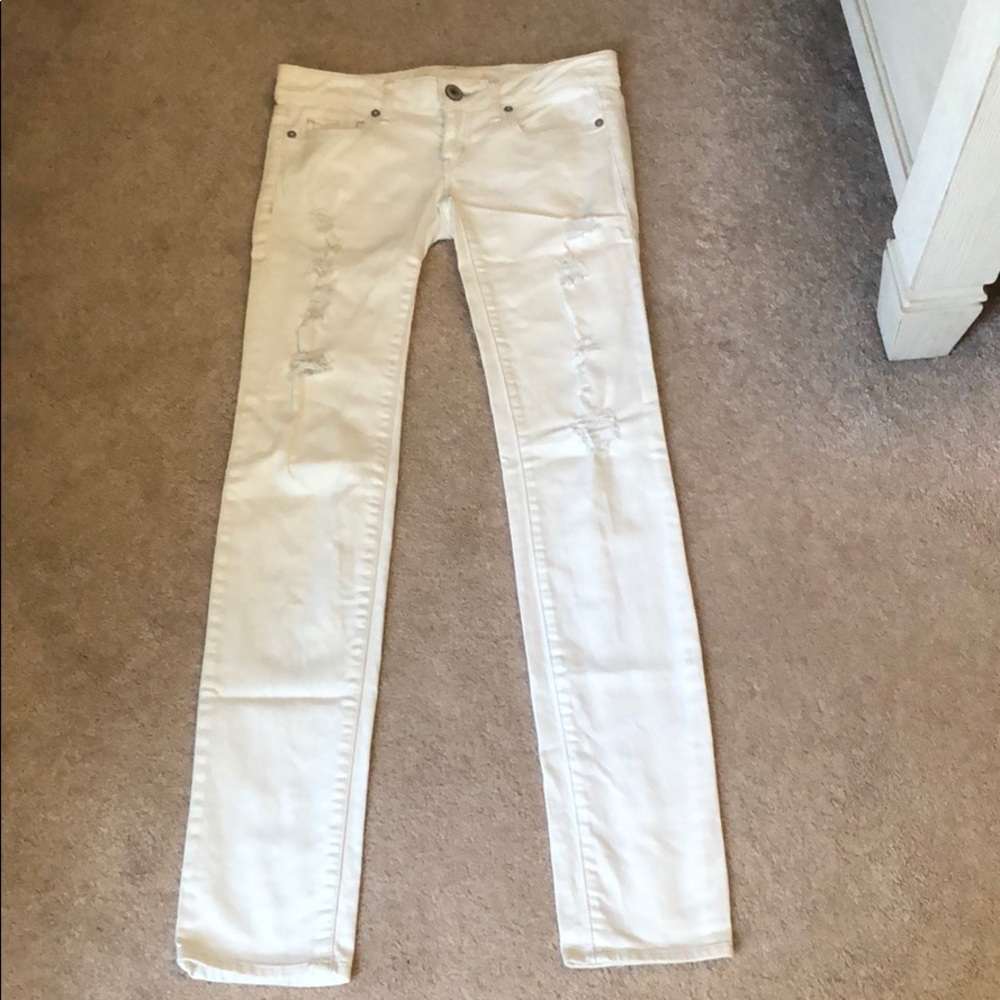 ⭐️American Eagle White Distressed Skinny Jean⭐️